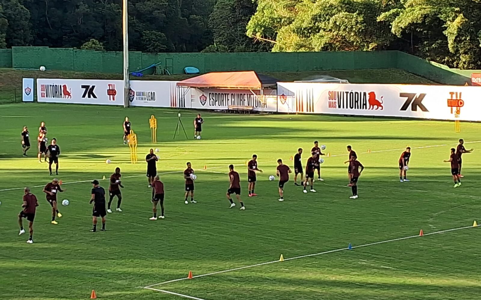 Jogadores fazem atividade em dupla no treino do Vitória 