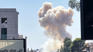 Fumaça sobe após ataques israelenses perto do exército sírio e da sede do Ministério da Defesa em Damasco, em 16 de julho de 2025. (Foto de Rami al SAYED / AFP)