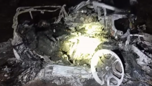 Carro do jogador foi tomado pelas chamas após a batida na Espanha – Foto: Reprodução/AS/ND