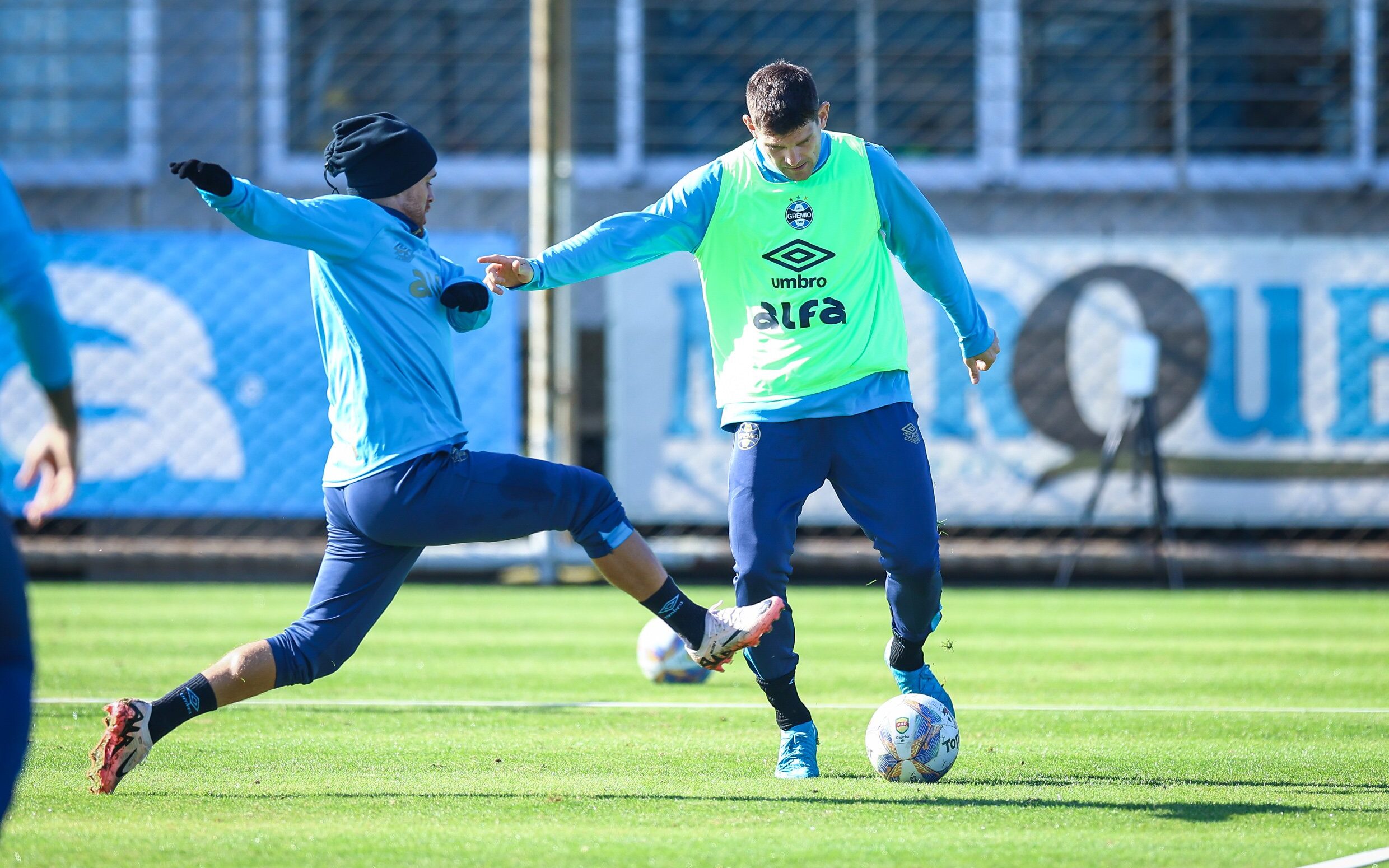 Kannemann e Cuéllar em treinamento do Grêmio.