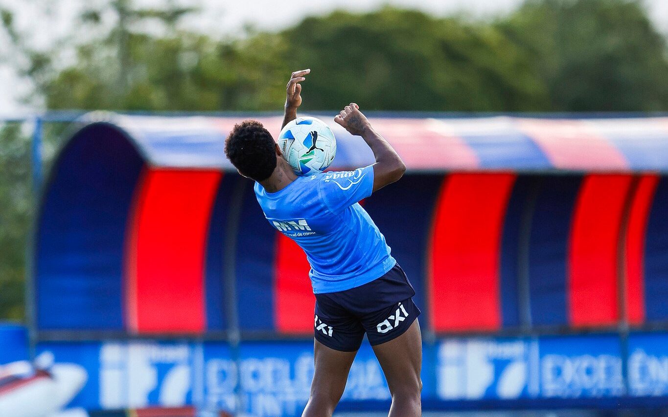Kayky domina bola em treino do Bahia 
