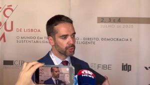 Eduardo Leite fala com a imprensa durante o Fórum de Lisboa