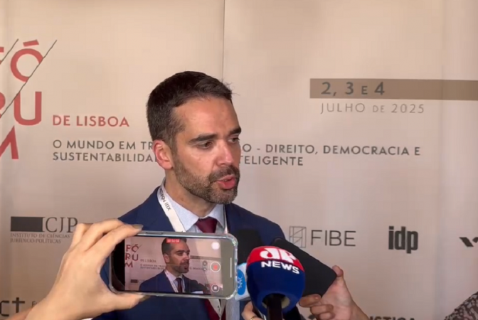 Eduardo Leite fala com a imprensa durante o Fórum de Lisboa