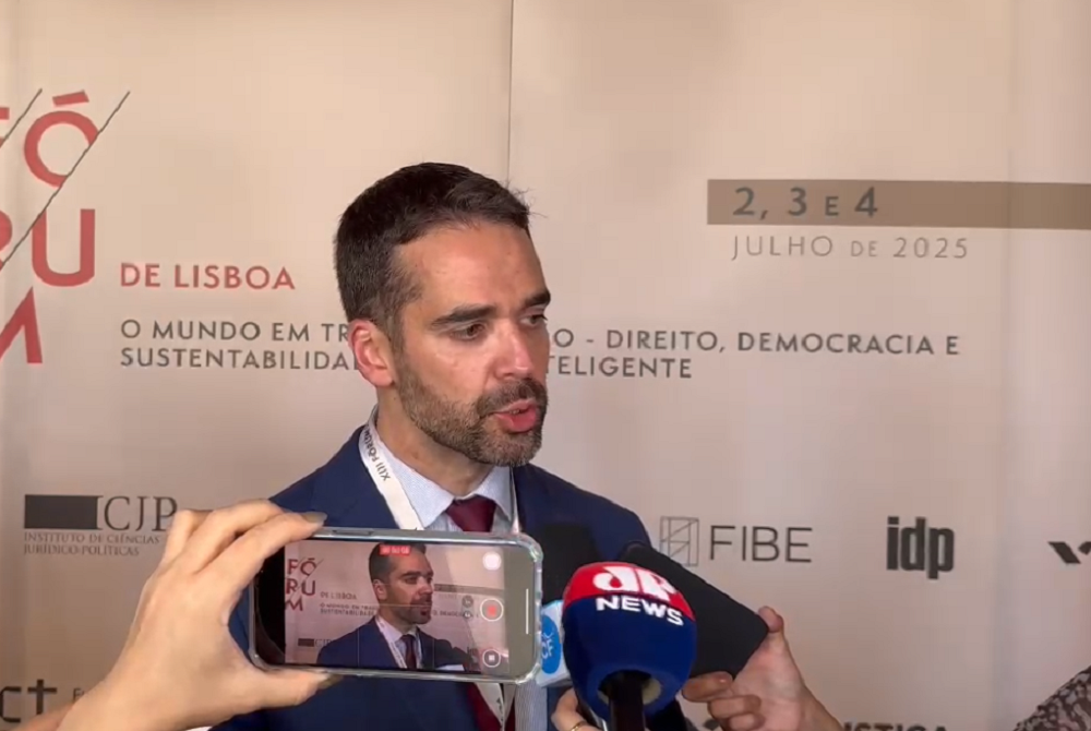 Eduardo Leite fala com a imprensa durante o Fórum de Lisboa