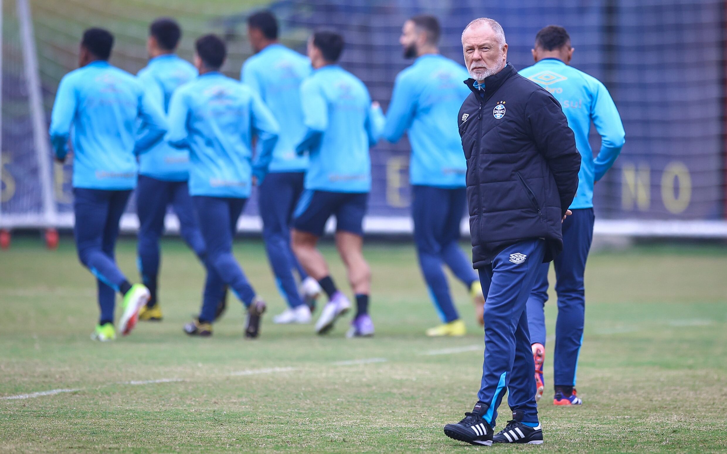 Mano Menezes em treinamento do Grêmio em Lima. 
