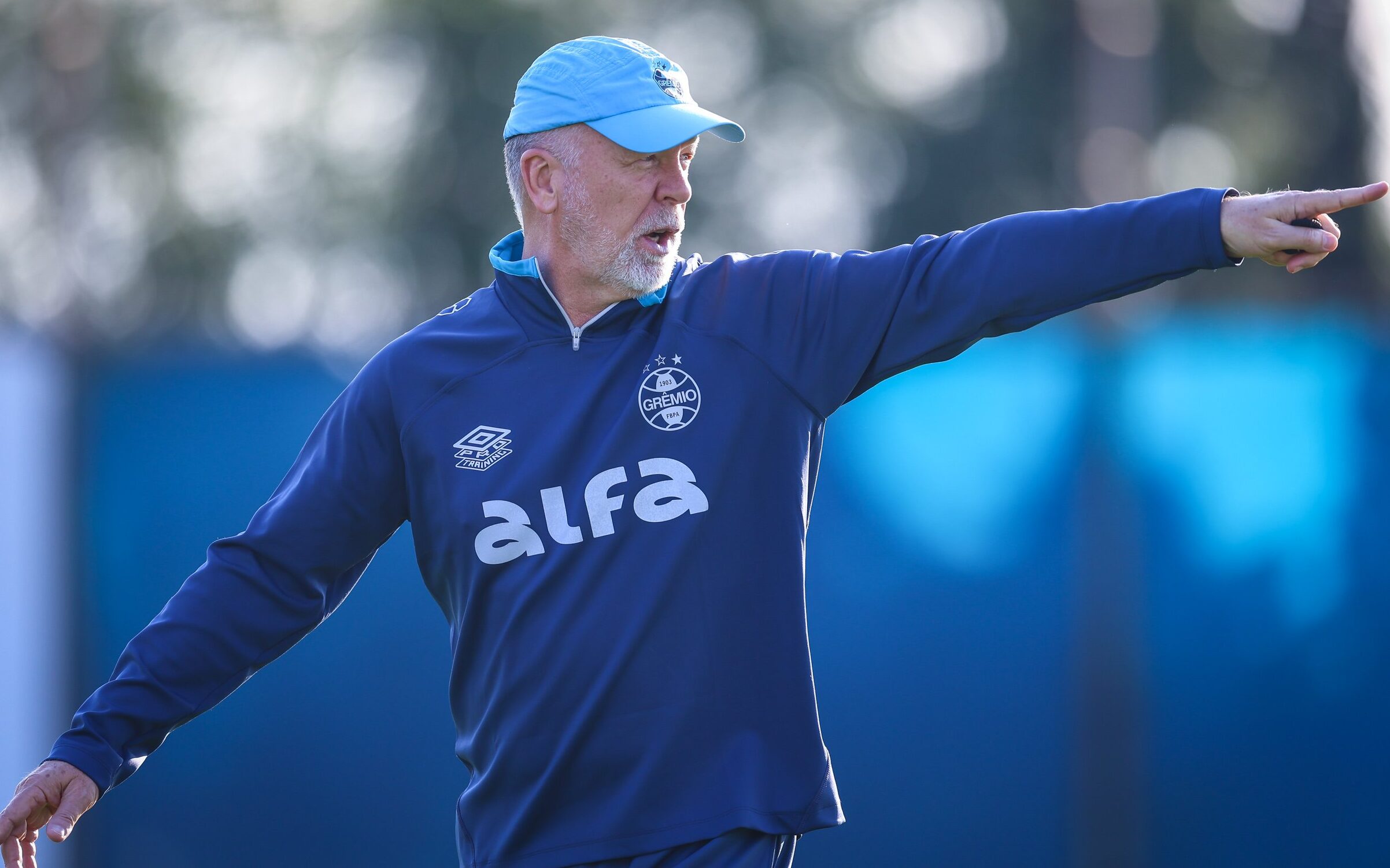 Mano Menezes em treinamento do Grêmio. 