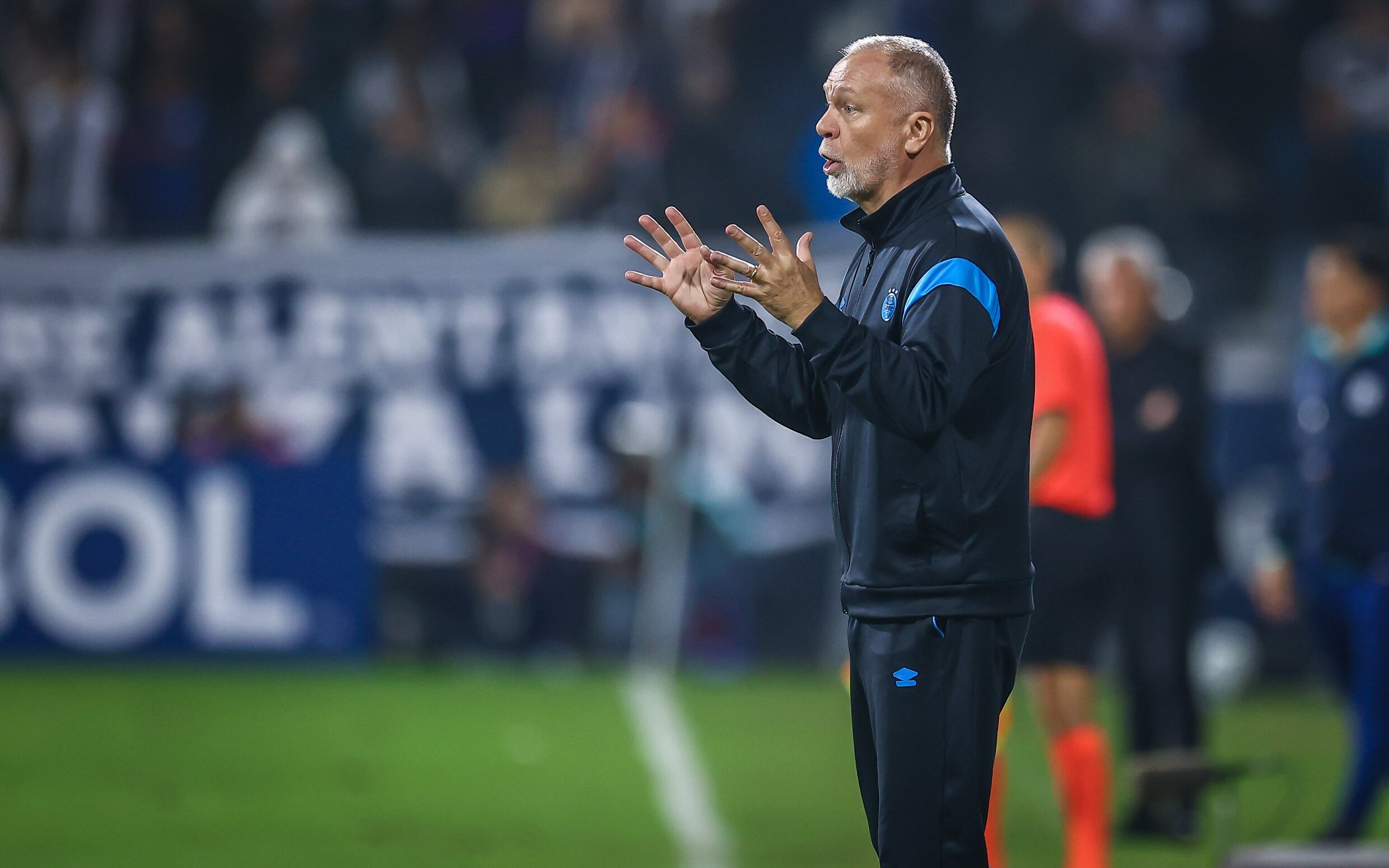 Mano Menezes gesticula durante a derrota do Grêmio para o Alianza Lima. 