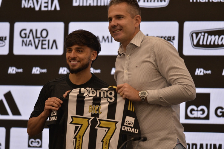 Biel faz juras de amor ao Atlético-MG após frustração com o Corinthians e já pode estrear