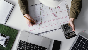 Mulher trabalhando para projetos ambientais