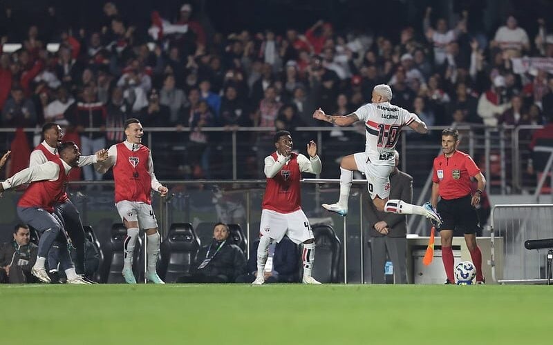 O atacante Luciano marcou os dois gols da vitória do São Paulo diante do Corinthians, no Morumbis. 