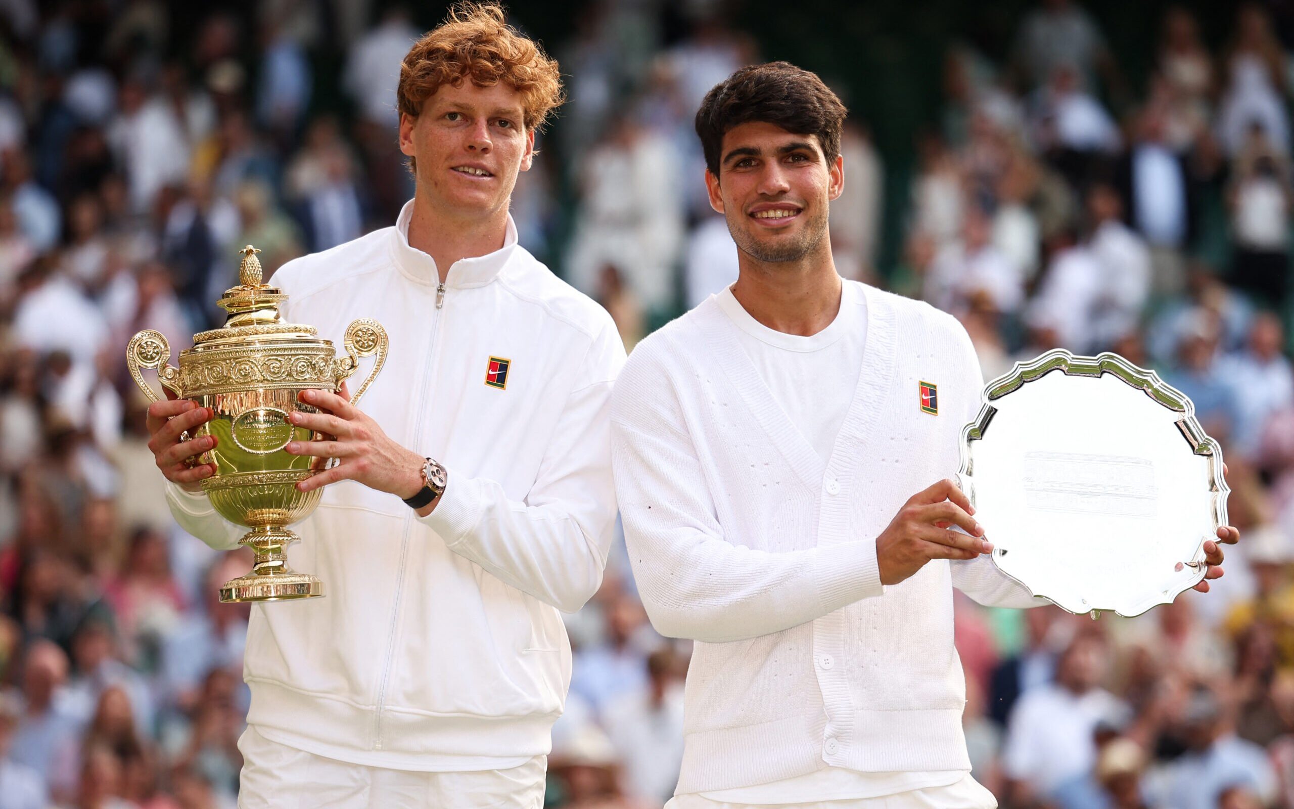 O italiano Jannik Sinner e o espanhol Carlos Alcaraz com os troféus de Wimbledon 