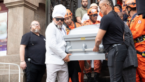 Francisco Gil, Otávio Muller e Carlinhos Brown carregam caixão de Preta Gil