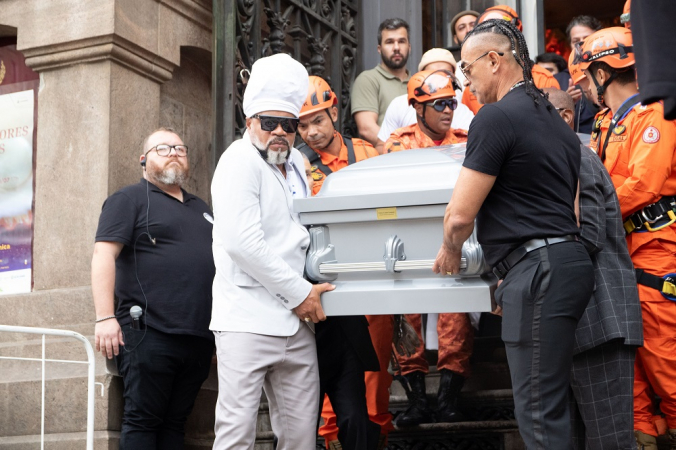 Francisco Gil, Otávio Muller e Carlinhos Brown carregam caixão de Preta Gil | Jovem Pan