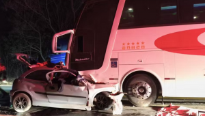 Colisão entre carro e ônibus aconteceu no km 162 da rodovia MG-122, em Janaúba