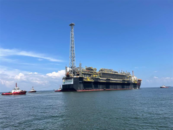 Navio-plataforma P-78 deixa estaleiro de Singapura rumo ao campo de petróleo de Búzios