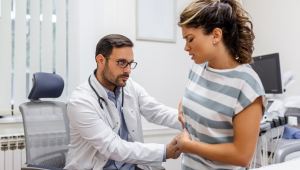 Paciente com dor e medico