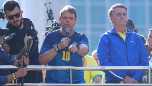 O governador de São Paulo, Tarcísio de Freitas (Republicanos)(c), participa de ato em apoio ao ex-presidente Jair Bolsonaro (PL) na Avenida Paulista