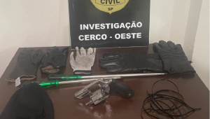 Revólver, luvas e ferramentas usadas pela quadrilha especializada em invasão a residências