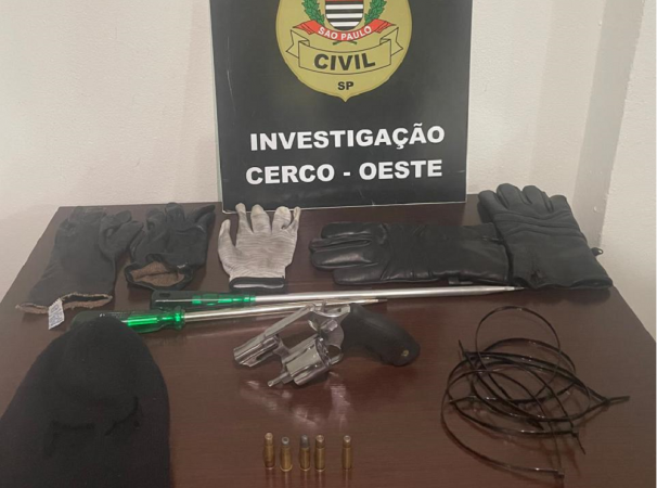 Revólver, luvas e ferramentas usadas pela quadrilha especializada em invasão a residências