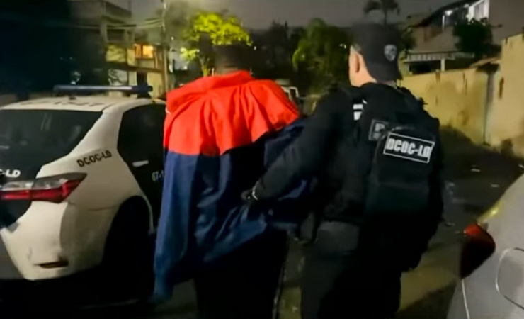 Polícia prende homem suspeito de operar esquema de contrabando de armas