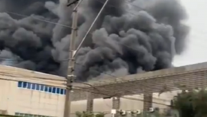 Incêndio em galpão da Positivo na cidade de Barueri