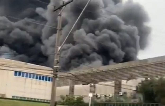 Incêndio em galpão da Positivo na cidade de Barueri