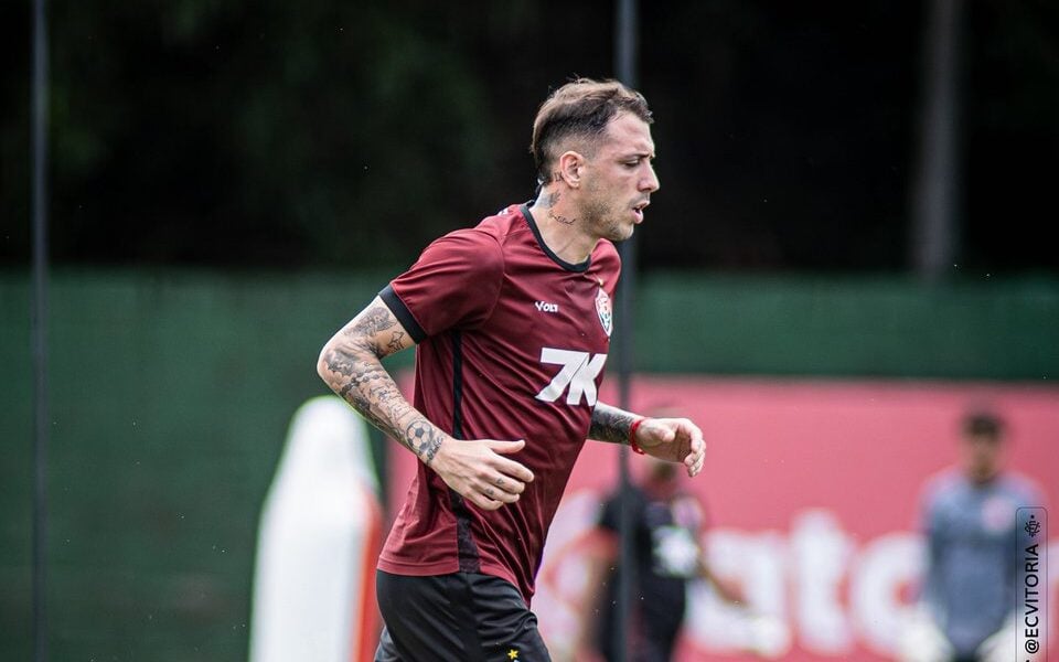 Renzo López em atividade pelo Vitória 