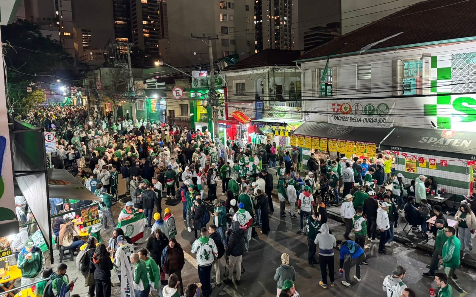 Reunião de palmeirenses para acompanhar Palmeiras x Chelsea pelo Mundial. 
