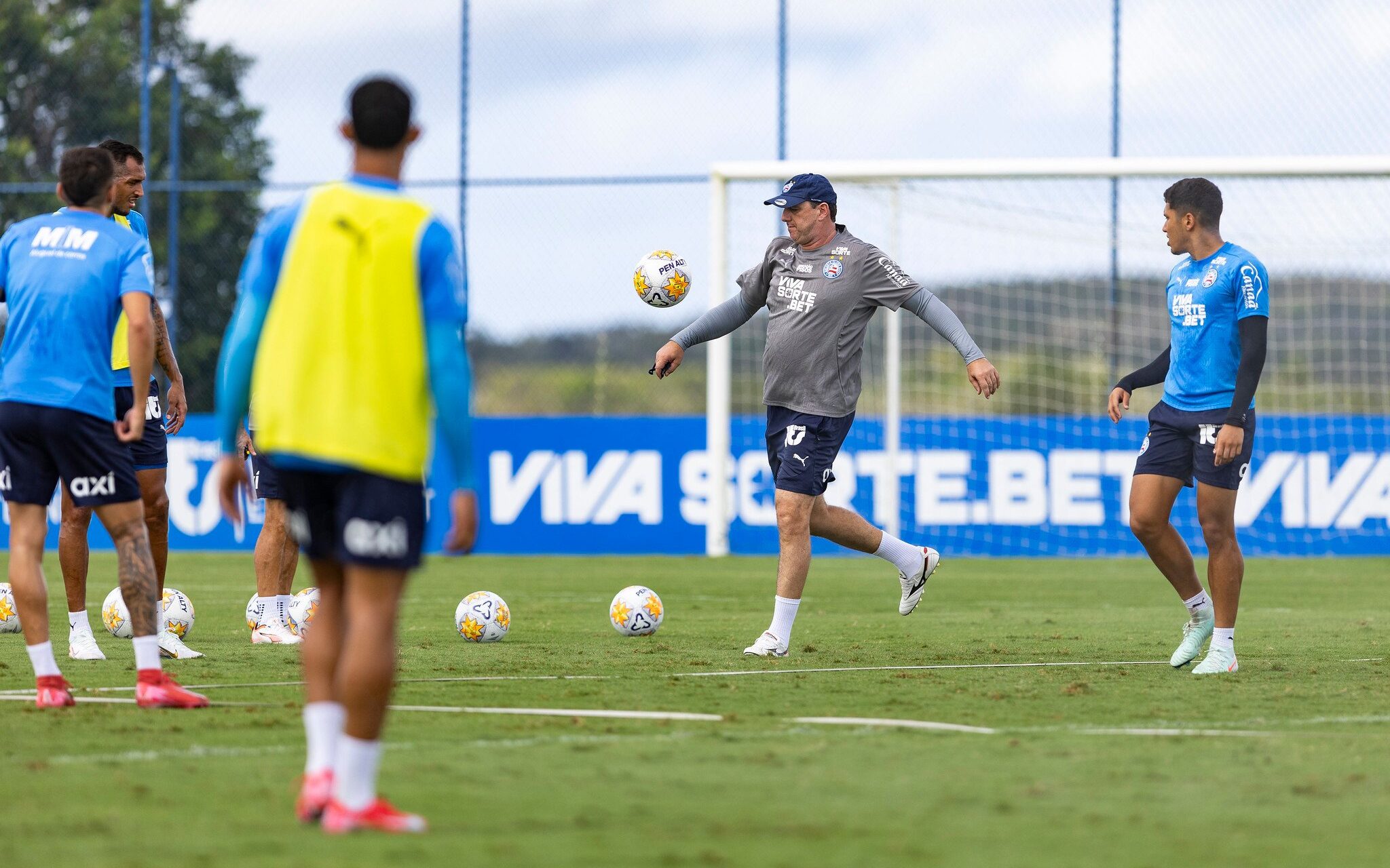 Rogério Ceni orienta jogadores em treino do Bahia 