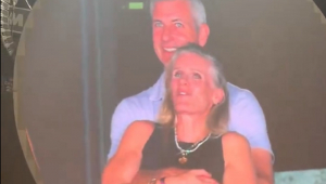 CEO de empresa de tecnologia é pego em suposta traição durante show do Coldplay nos EUA e momento viraliza