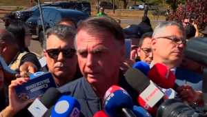 Jair Bolsonaro fala com imprensa