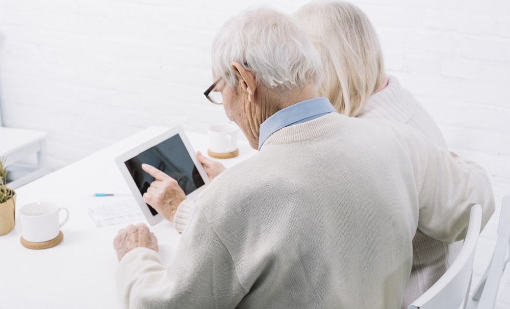 casal de idosos tecnologia