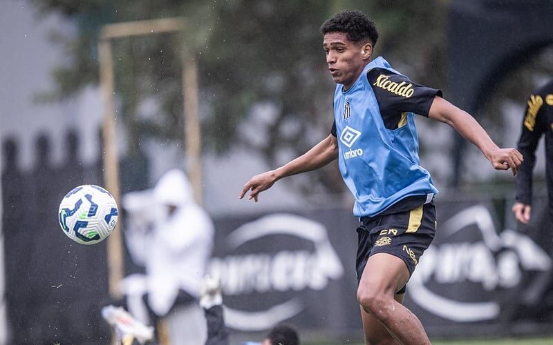 Souza treina no CT Rei Pelé ao lado do elenco do Santos. Time encara o Palmeiras na retomada do Brasileirão. 