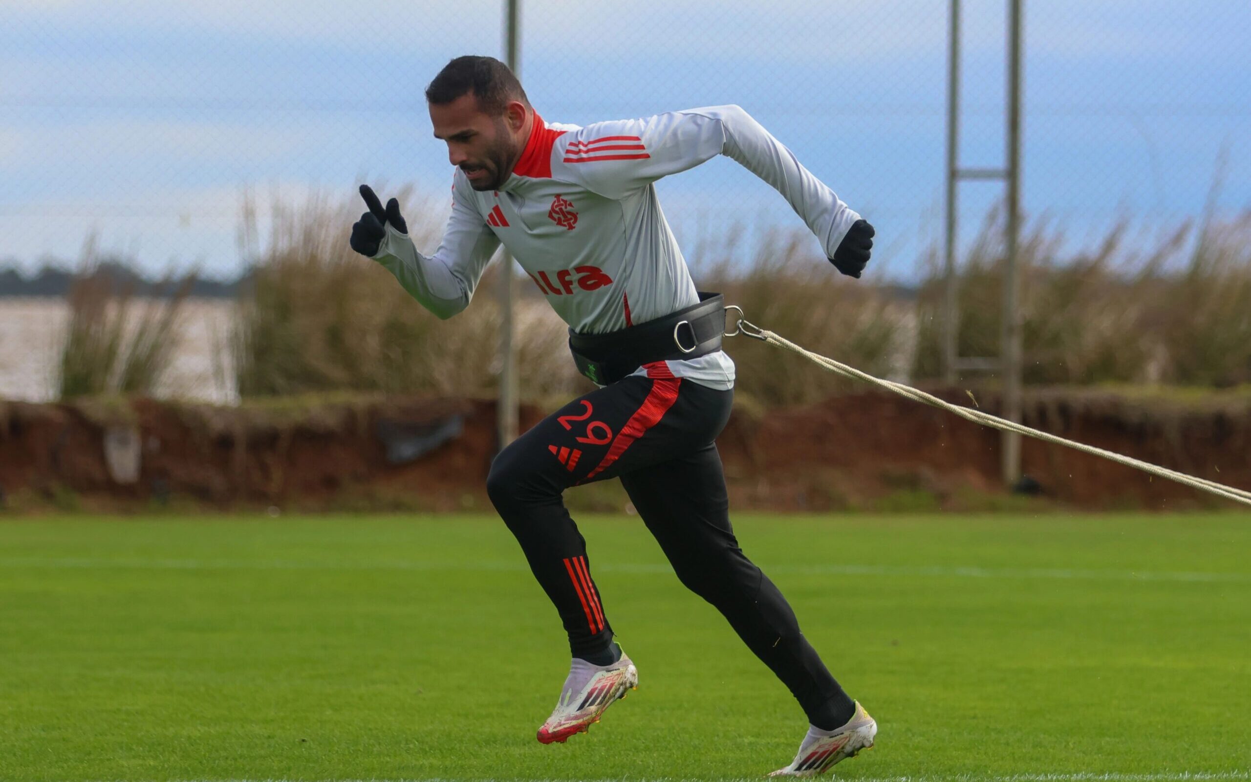 Thiago Maia, volante do Internacional, no CT Parque Gigante 