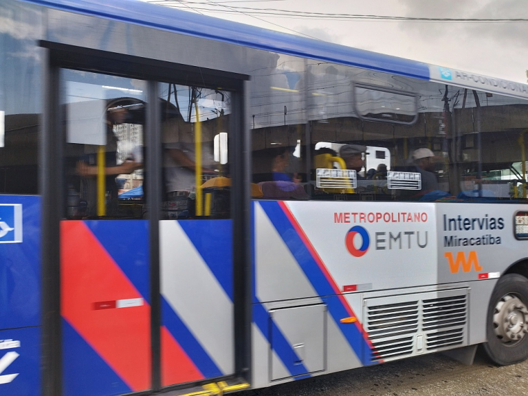 Homem atira concreto contra ônibus em SP e foge