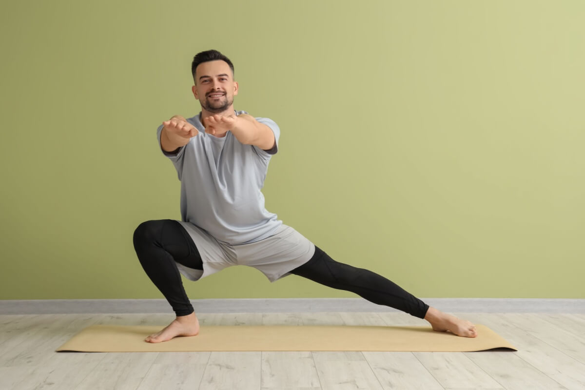 O yoga tem benefícios à saúde do homem que vão muito além da flexibilidade 