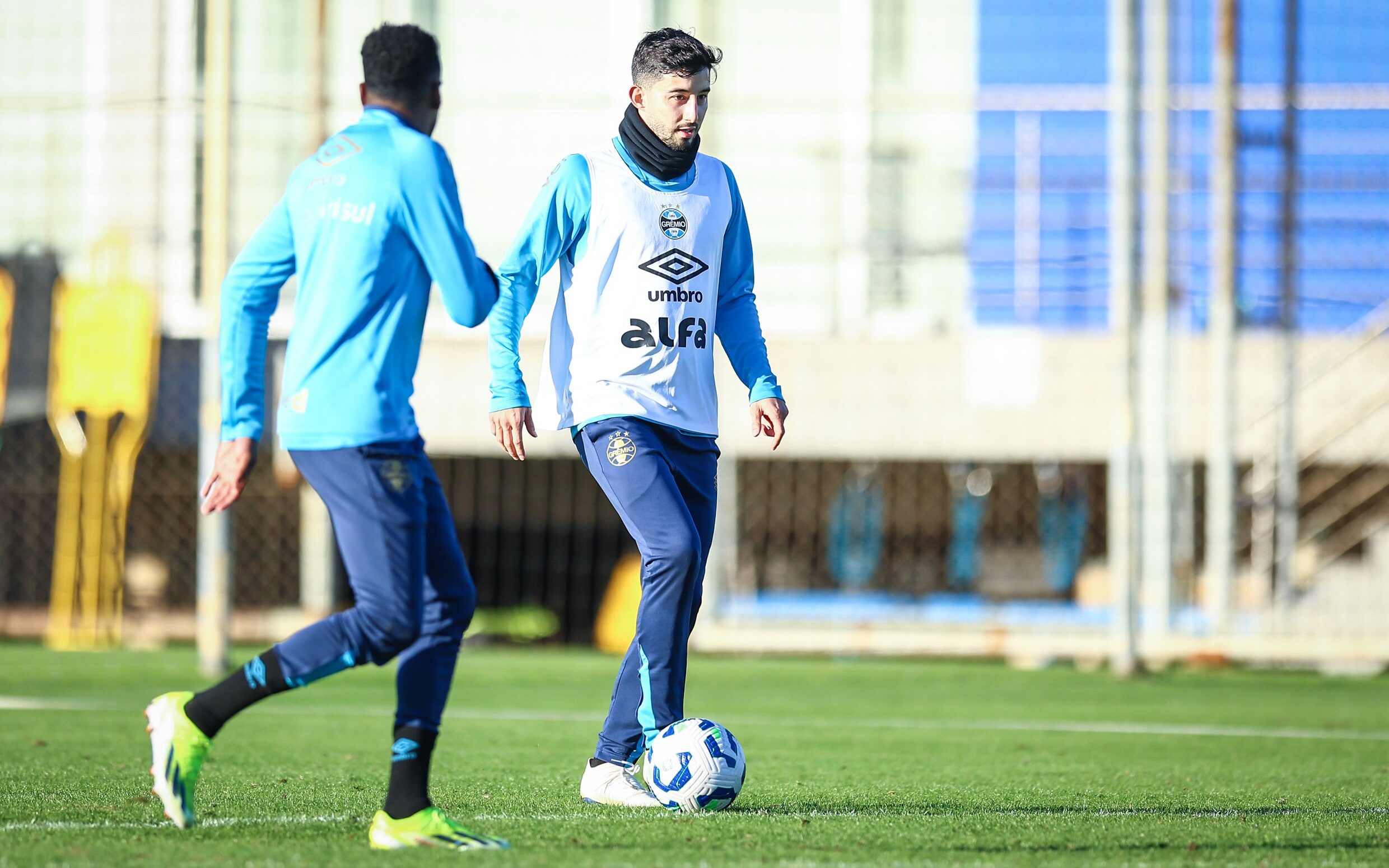 Villasanti com a bola em treinamento do Grêmio. 