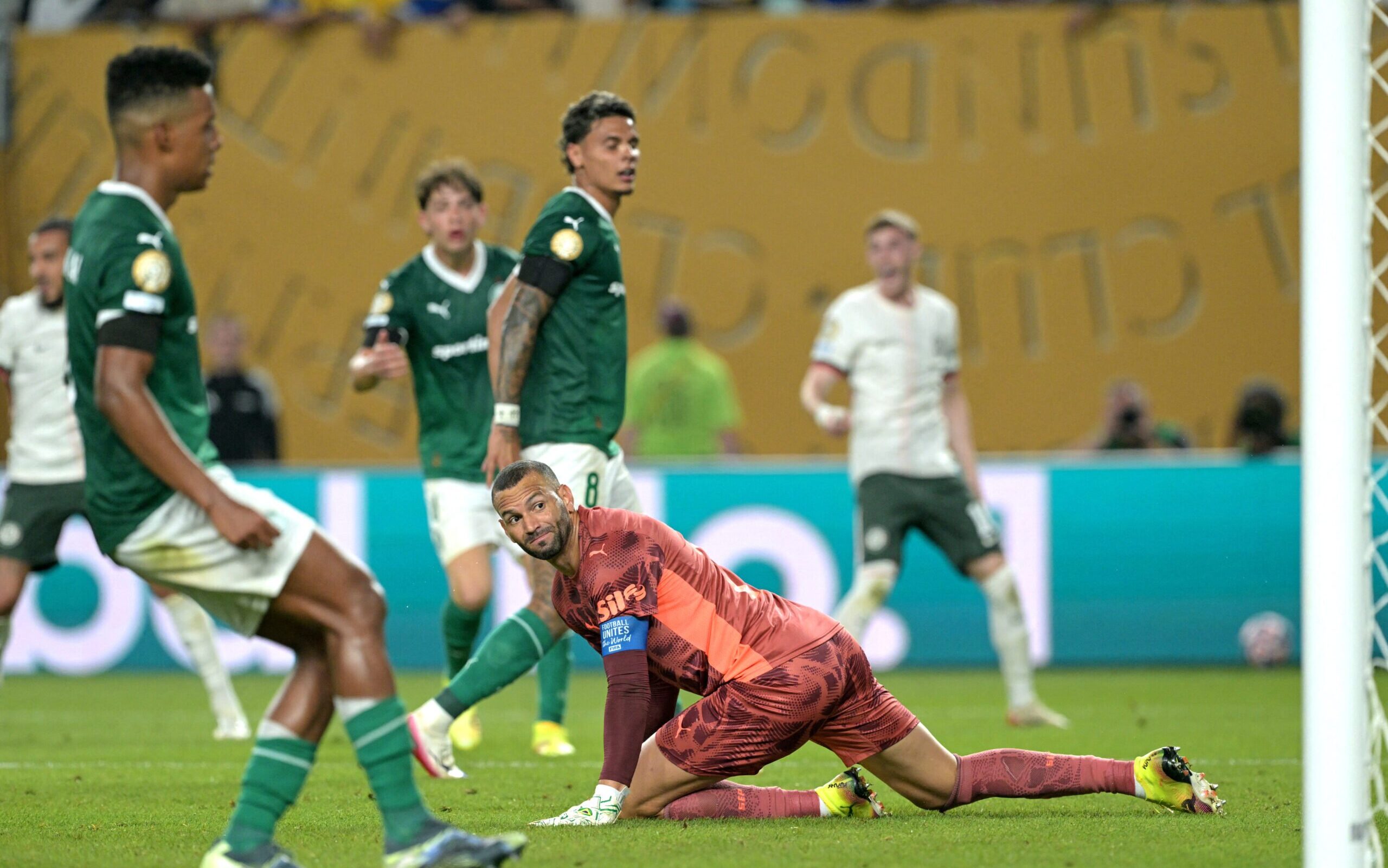 Weverton lamentando o gol do Chelsea