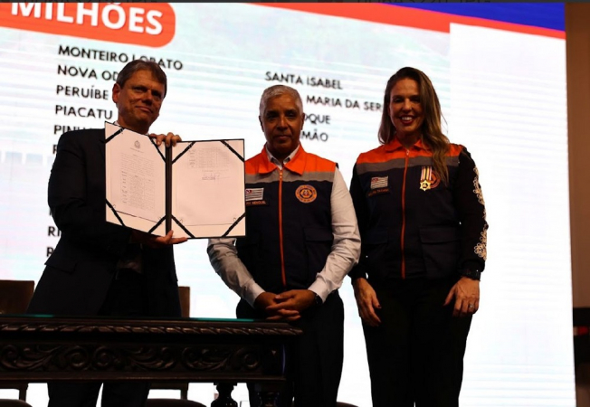 Tarcísio de Freitas com funcionários da Defesa Civil