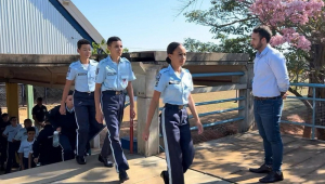 O deputado estadual Coronel Tadeu observa movimentação de alunos em escola cívico militar de São Paulo