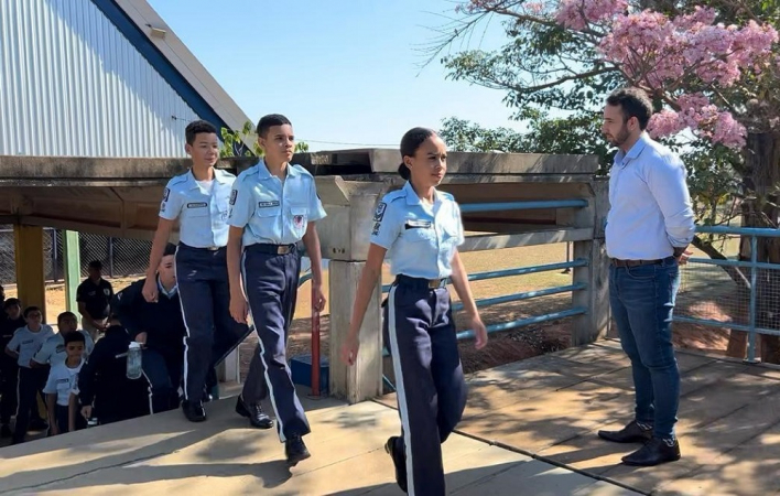 O deputado estadual Coronel Tadeu observa movimentação de alunos em escola cívico militar de São Paulo