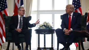 Donald Trump e Keir Starmer durante reunião na Escócia