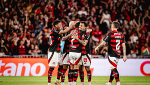 Jogadores do Flamengo comemoram gol de Luiz Araújo