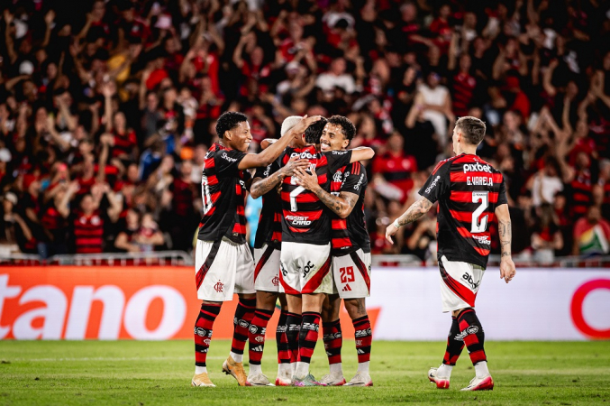 Jogadores do Flamengo comemoram gol de Luiz Araújo