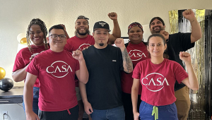 salvadorenho Kilmar Ábrego (c) posando nesta sexta-feira, em Maryland (EUA)