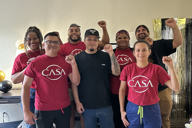 salvadorenho Kilmar Ábrego (c) posando nesta sexta-feira, em Maryland (EUA)