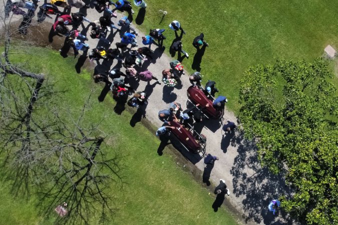 funeral de Brenda del Castillo e Morena Verdi, vítimas de feminicídio, no Cemitério Las Praderas nesta sexta-feira, em Buenos Aires