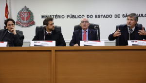 O procurador-geral de justiça Paulo Sérgio de Oliveira e Costa e os promotores de justiça Igor Volpato Bedone, João Ricupero e Roberto Bodini participam da coletiva de imprensa sobre prisão do dono da Ultrafarma e diretor da Fast Shop por suspeita de esquema de pagamento de propinas