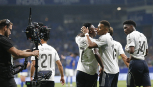 Os atacantes do Real Madrid Vinicius Junior (c) e Kylian Mbappé (2-d) celebram um dos gols durante a partida de LaLiga entre Real Oviedo e Real Madrid, realizada neste domingo no estádio Carlos Tartiere