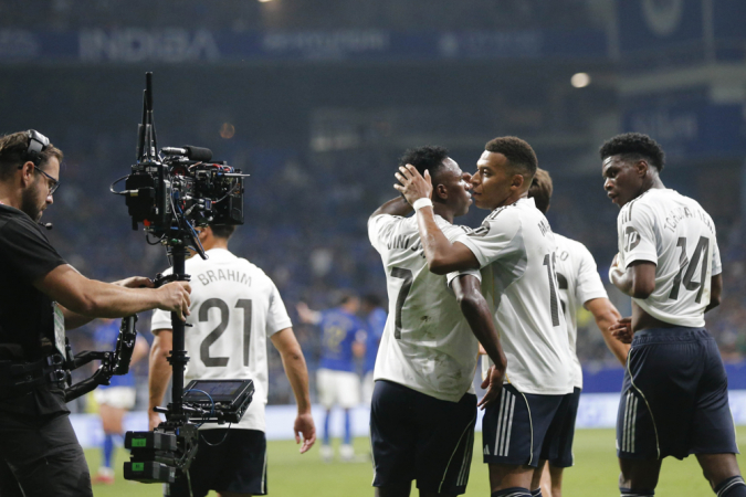 Os atacantes do Real Madrid Vinicius Junior (c) e Kylian Mbappé (2-d) celebram um dos gols durante a partida de LaLiga entre Real Oviedo e Real Madrid, realizada neste domingo no estádio Carlos Tartiere